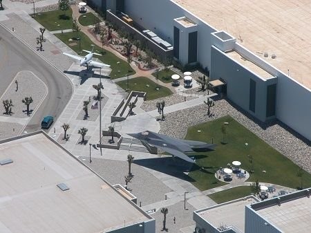 Cổng nhà máy Skunk Works của hãng Lockheed Martin ở thành phố Palmdale, bang California